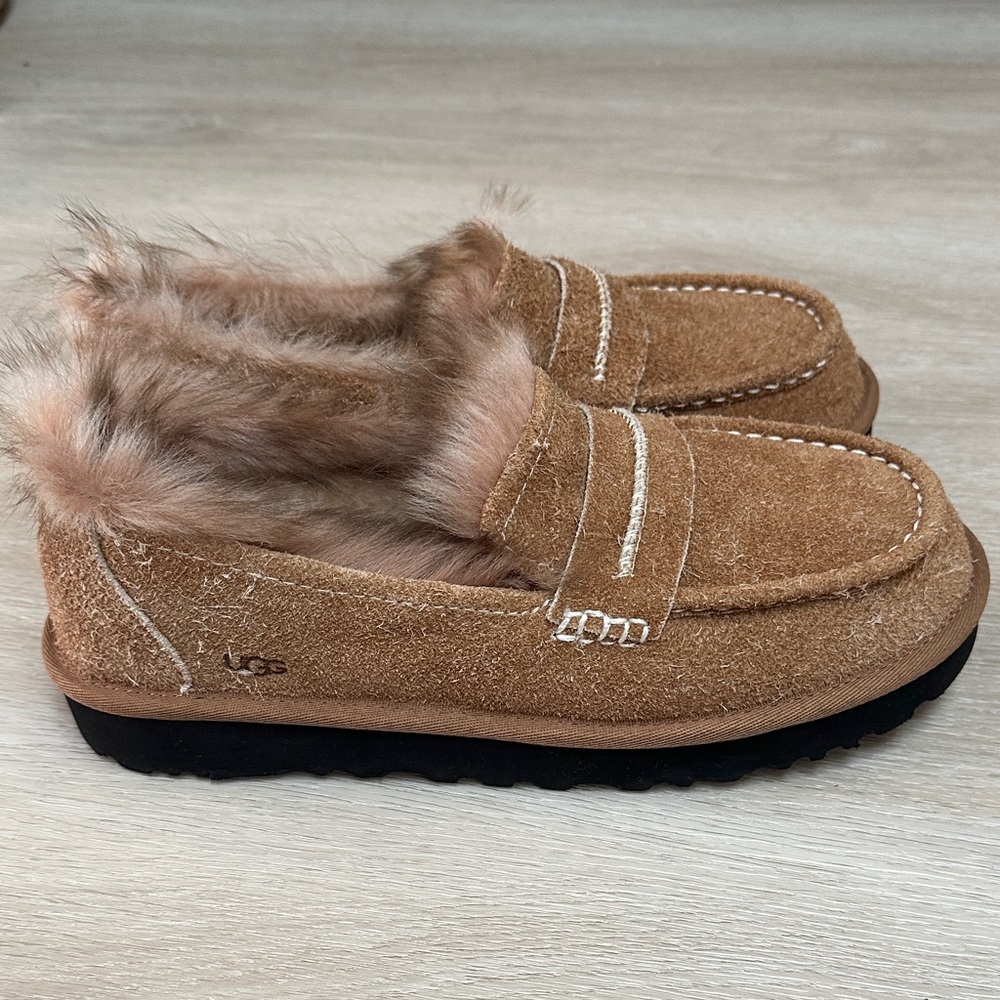 Ugg loafer size 9 women’s tan color distressed suede leather shoes